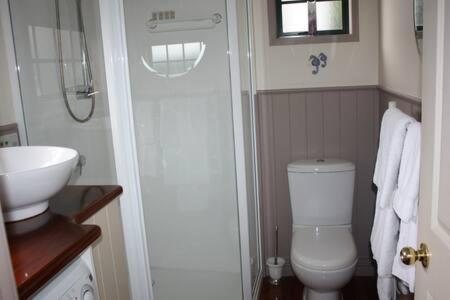 Private Seaside Couples Hideaway Villa Kaka Point Exterior photo
